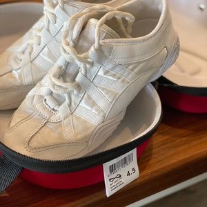 NFINITY cheers shoe